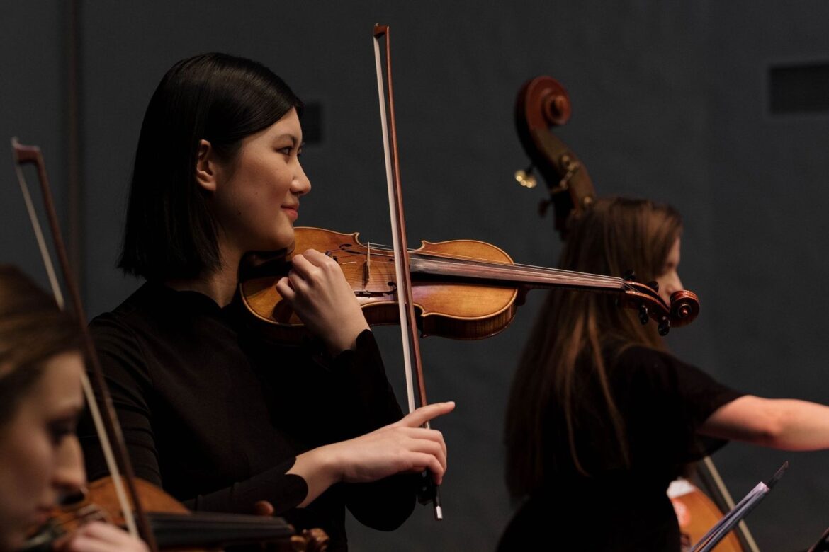 Musikerinnen eines Streichensembles spielen gemeinsam Violine und Cello